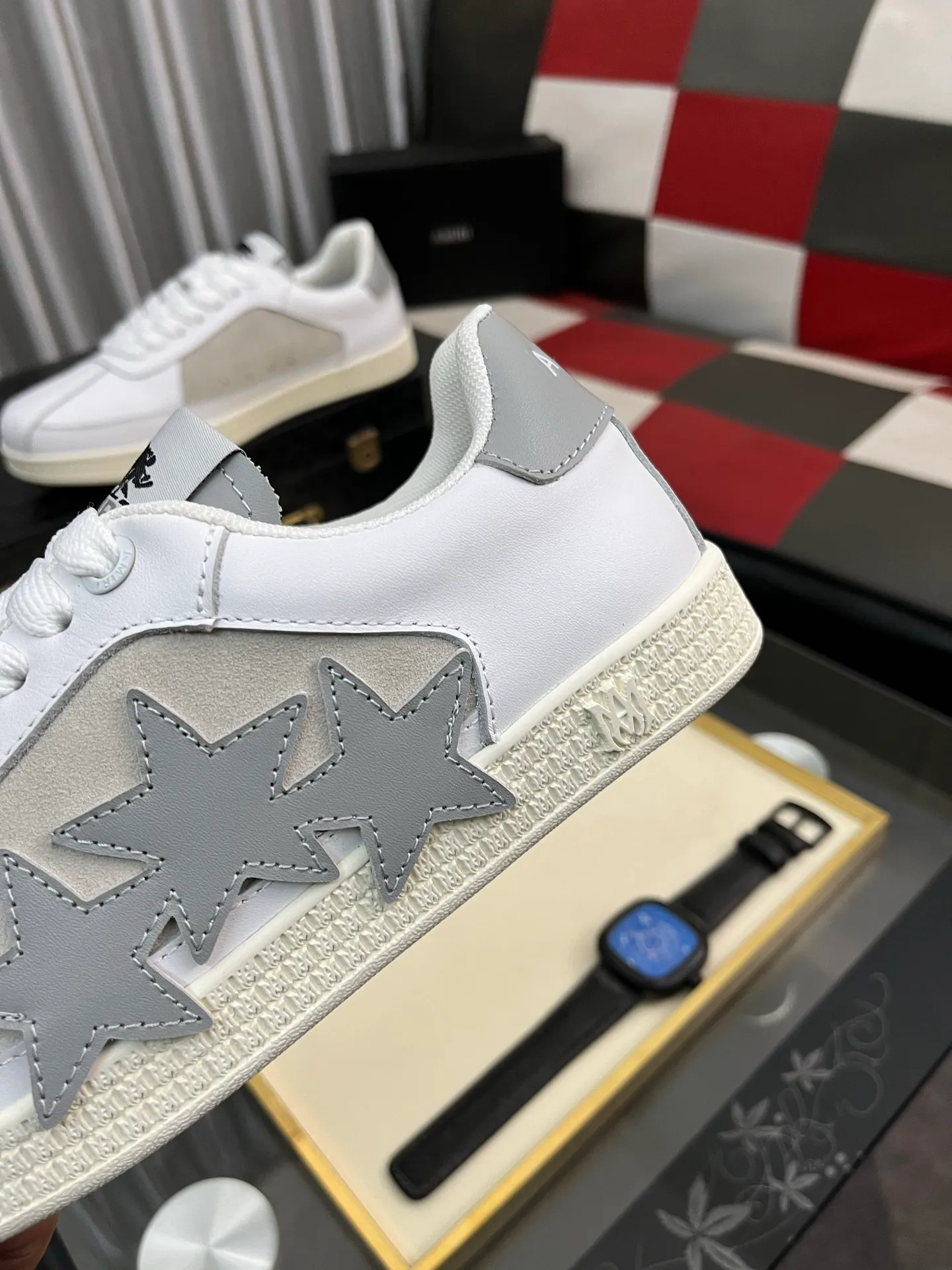 Men's shoes 💰420⌚️⌚️《AMIR*》New men's low-top casual sports sneakers bone shoes, another pair of irresistible bone shoes. Bone shoes are one of AMIRI's most popular items. They use first-layer cowhide uppers. The side bones are made of two cowhide laminations. They have a three-dimensional feel. The leather incisions are all oil-edged. Contrasting color design. Simple style. Fashionable sports. Customized metal LOGO nameplate to embellish shoelaces. Exclusive control of top version. Supports comparison. Breathable mesh lining Original rubber outsole A must-have item for daily leisure Suitable for various occasions Check it out if you pursue high quality Super cool uppers Size: 38-446️⃣ Colors available